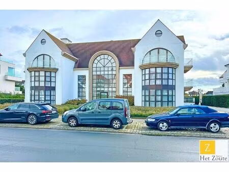 ruime garagebox gelegen aan de minigolf te knokke-het zoute