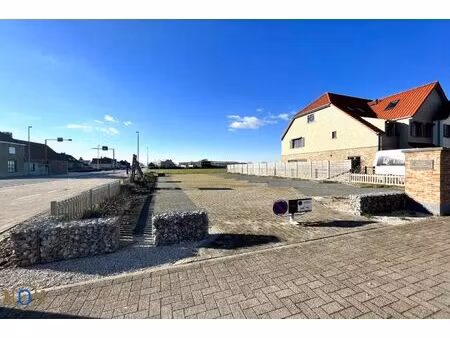 parkeerterrein met 14 staanplaatsen