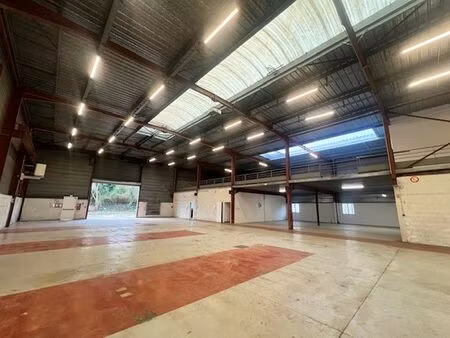 location local d'activités coignieres 1 695 m²
