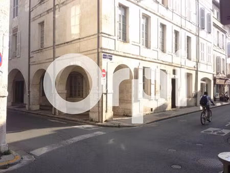 location local commercial 33m2 la rochelle 17000 - 680 € - surface privée