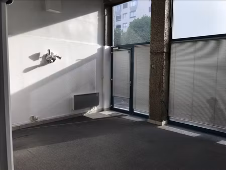 lyon 6 st pothin~local commercial d'environ 33m2 avec vitrin