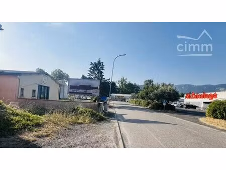 en zone commerciale local commercial avec logement et terrain