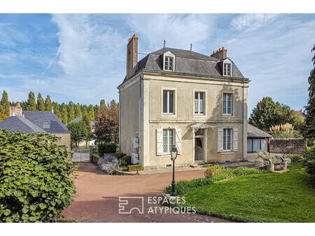 élégante demeure du xixème siècle dans son parc arboré au coeur d'une cité médiéval