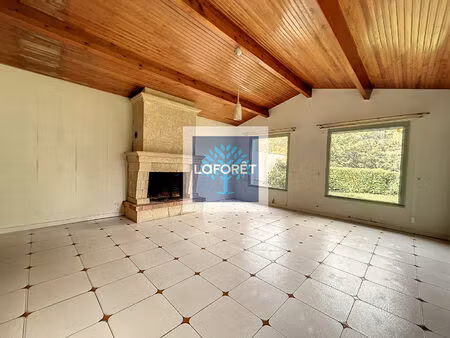 propriété de charme avec parc clos et arboré  garages et dépendance.