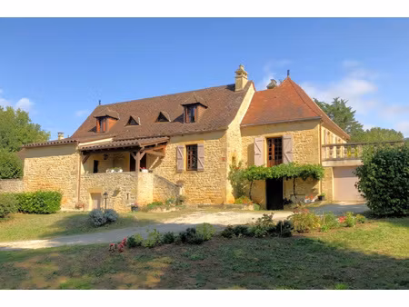 dans gourdon  superbe propriété à vendre avec gîte et piscin