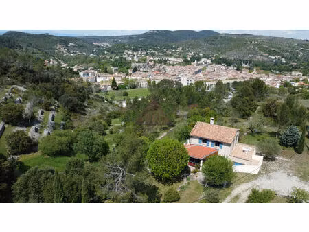 coup de coeur pour cette propriété avec + d'un hectare de terrain