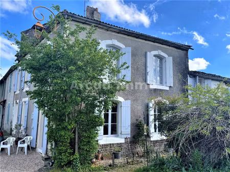 maison dans le bourg  3 chambres  2 salles de bains  petit g