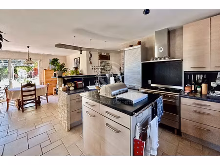 maison sur terrain de 1225 m2 arboré  clos avec piscine