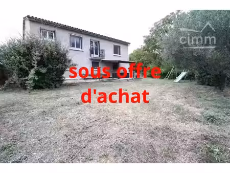 a vendre une villa avec garage  sur un terrain bordé par une riv