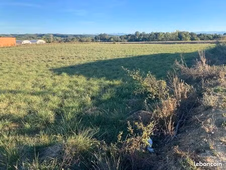 terrain plat vue sur les pyrénées