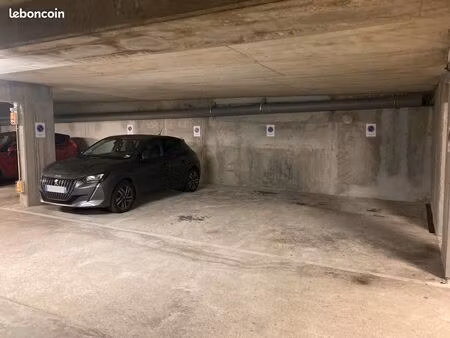 disponible immediatement - lignes j & n  rer e - grande place de parking couverte sécurisé
