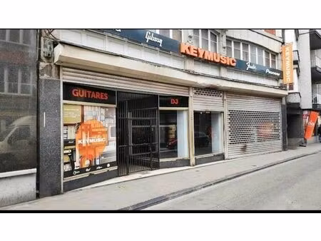 espace commercial de caractère sur 3 niveaux avec mezzanine