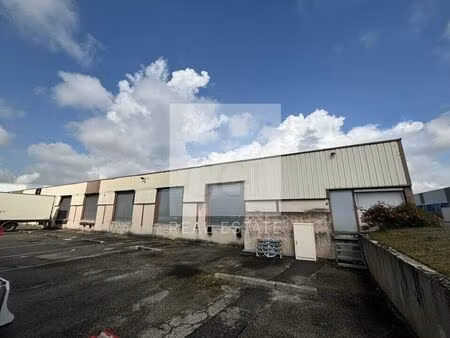 location commerce 1298 m² à corbas (69960)