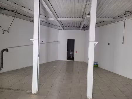 dépôt de 100 m2 libre à grand-camp