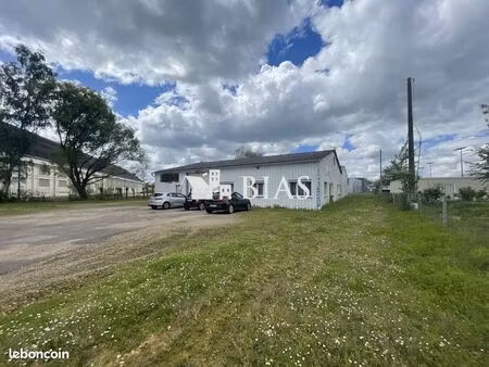 local 545 m² le trait