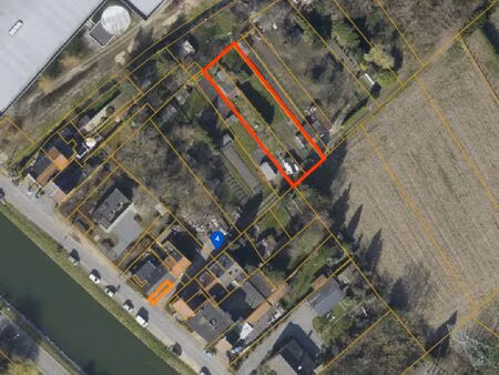 2 tuingronden in woonuitbreidingsgebied nabij de vaart