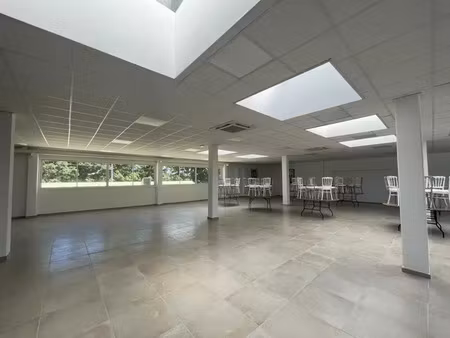 1400m2 environ de bureaux et 220m2 environ d'annexes à vendre à bresles