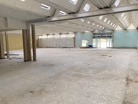 tarascon-sur-ariege - a louer - local commercial environ 420m2