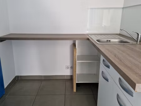 local professionnel de 50.90 m2 loyer 900eur hc