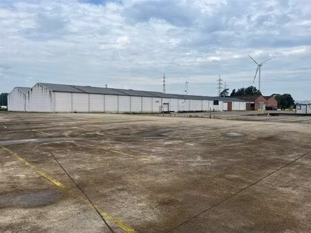 magazijn met buitenopslagruimte