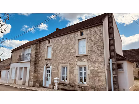 maison en pierres apparentes située dans la vallée du serein à massangis 165 580 € f.a.i.