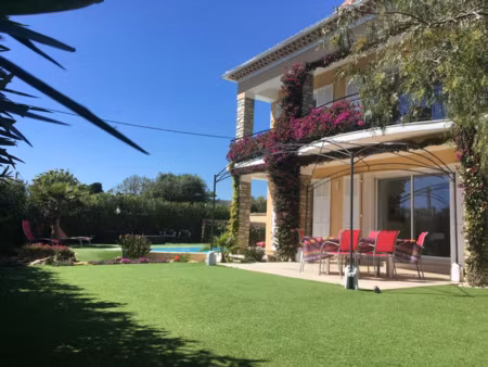 villa avec piscine sur le port de carqueiranne