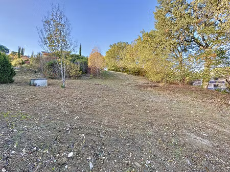 ayguesvives  dans le village  terrain constructible de 936m2.