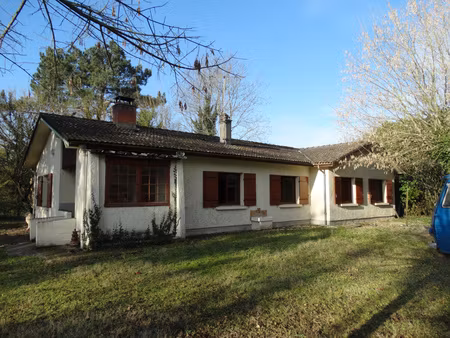 vaste maison de plain pied avec jardin et dépendance.