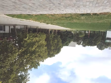 c'est un 2 pièces dans un immeuble de 1989 près du parc de bercy