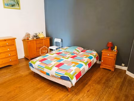 immeuble mixte de 245 m² à saint-christoly-de-blaye