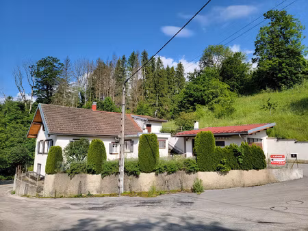 maison fort potentiel située au bord du doubs
