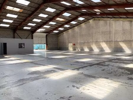 location local d'activités coignieres 750 m²