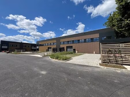 location local d'activités trappes 902 m²