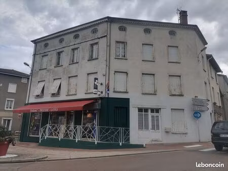 immeuble dans village tres animé