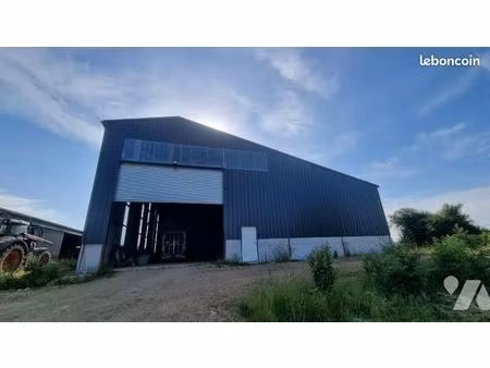 local divers 600 m² nyoiseau