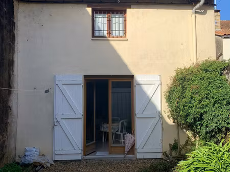 immeuble de bourg en pierre comprenant 2 logements loués