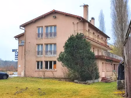 vente à terme ok 18 ch  salle 150 couverts dépendances  sur 13 000m²