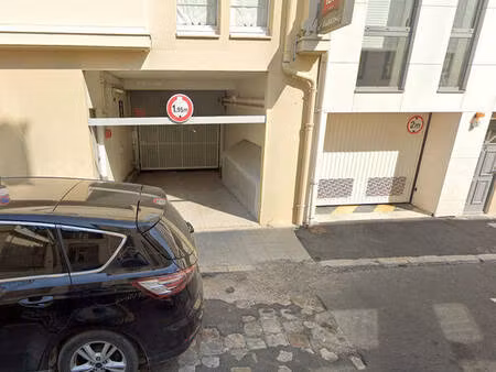 1 parking hyper centre ville a fontainebleau