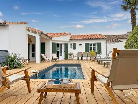 cette **charmante maison de plain-pied entièrement rénovée en 2024**  avec piscine couloir