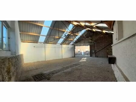 bel entrepôt avec terrain à vendre