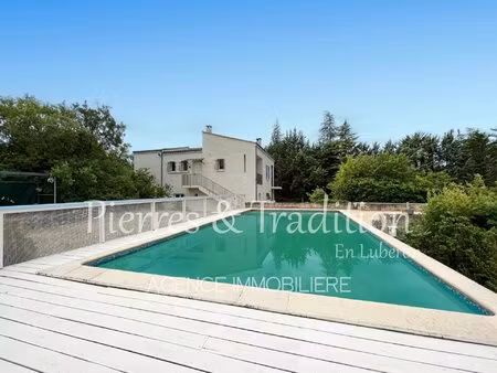 luberon  propriété avec piscine et vue dégagée en campagne