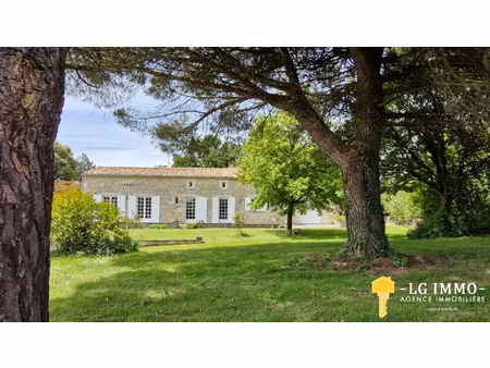 maison charentaise 195 m2  3 ch  dépendances  terrain 4812 m