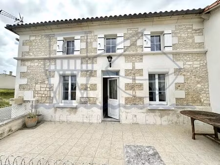 maison ancienne rénovée avec terrasse et jardin