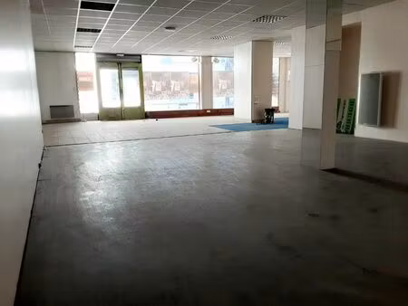 local commercial centre de nay - 150 m² - grande vitrine
