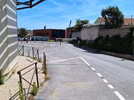 parking/box 13 m² poussan