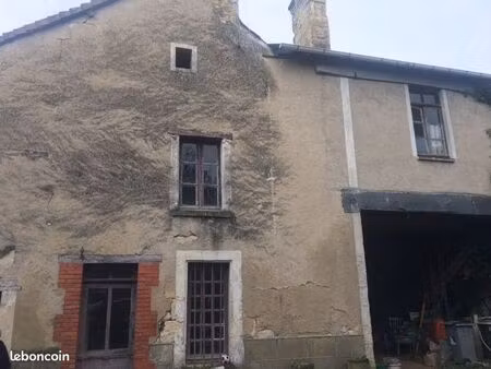 site historique : maison partiellement rénovée avec cour intérieure