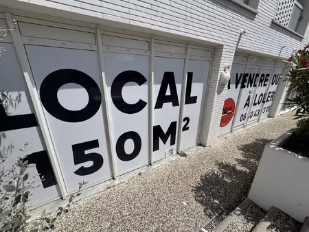 a louer : local commercial neuf 155m2 - 2 places parking