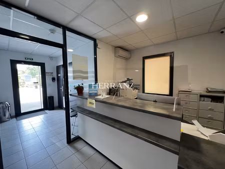 local professionnel / bureau idéalement situé sur axe commer