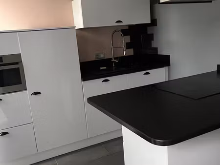 studio de 40 m2 avec terrasse et place de parking privative