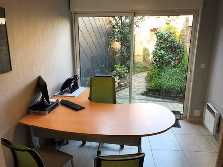 centre ville avec vitrine  très bon état général  rdc : bure